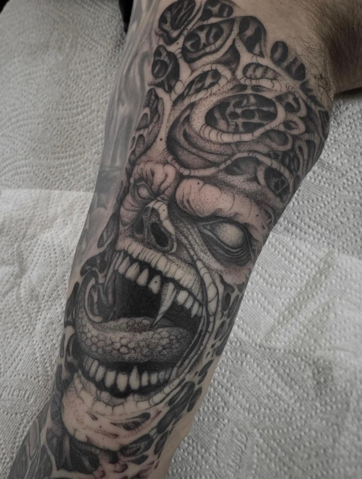 Skull tattoo by Robin